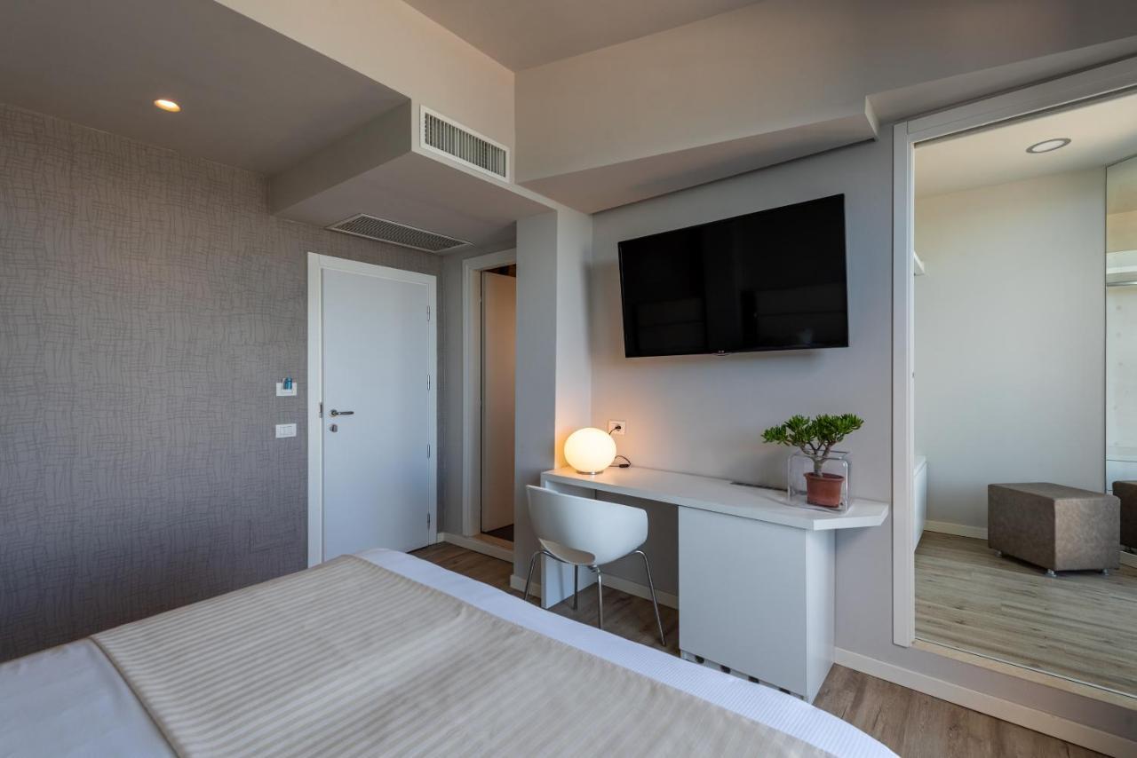 Hotel Commodore Riccione Exteriör bild