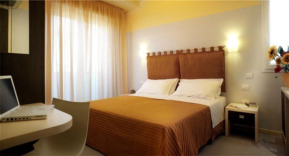 Hotel Commodore Riccione Exteriör bild