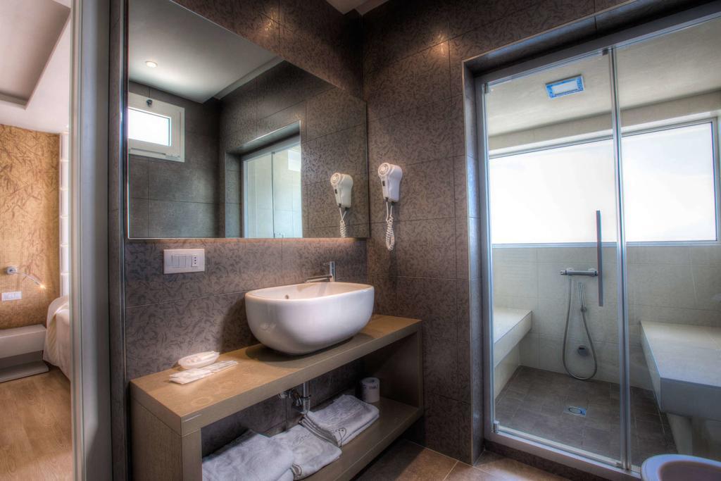 Hotel Commodore Riccione Exteriör bild